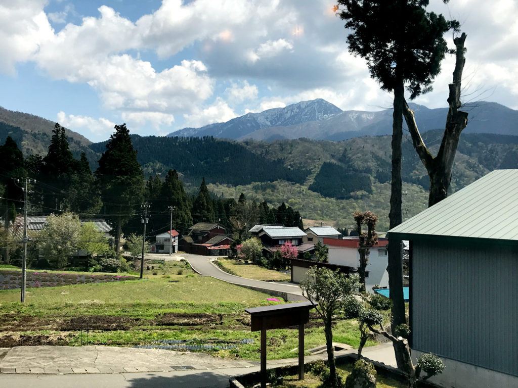 稜白山荘の窓から日本百名山荒島岳を望む